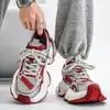 Nova coleção de sapatos masculinos Primavera 2026: sapatos atléticos, de malha, para corrida, casuais, antiderrapantes, com sola macia, que aumentam a altura e de estilo robusto para estudantes e adolescentes