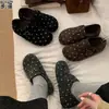 Sapatos fechados estilo Birkenstock de lã cinza com bolinhas para mulheres, aumento interno de altura, coleção outono 2026, mocassins de calçar