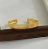 Tienda de Oro Mismo Estilo Trébol de Cuatro Hojas Punto Diamante Brazalete Abierto Oro Arena Alta Gama Personalizado Brazalete de Diamantes Joyería de Mano Versátil