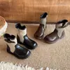 Botas Martin para meninas, nova coleção outono 2026, botas curtas para meninas, botas de couro de cano médio estilo britânico retrô para crianças, modernas e estilosas