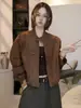 Chaqueta corta de cuero flocado retro para mujer, nuevo estilo otoño 2026, versátil, adelgazante, cuello alto, top chaqueta elegante