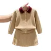 Nueva colección otoño/invierno 2026 para niñas estilo coreano: Conjunto de punto trenzado color caqui, con un suéter de cuello polo y una falda