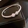 Pulsera Redonda Entrelazada Hueca Transfronteriza Europea y Americana, Pulsera de Declaración Moderna y Única, Joyería de Lujo Ligero de Gama Alta para Mujeres