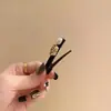 Exquisito pasador de camelia estilo Chanel 2023 Nuevo elegante pin de sujeción lateral para el pelo pin de pico de pato femenino