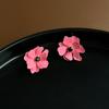 Pendientes pequeños y frescos de alta calidad con un toque de temperamento de nicho de amor con flores de resina rosa dulce de Corea del Sur.