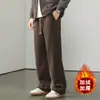 Outono/Inverno 2026: Calça de moletom casual clássica, de corte reto e caimento relaxado, em sarja, forrada com fleece, oversized e quente, para homens