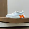 Tenis casuales con diseño único y costuras en el material superior brindan cuidado íntimo a los pies. Los Zapatos de Hombre Son Llamativos y Cómodos