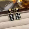 Pendientes Piercing de Moda y de Alta Gama Incrustados con Diamantes Negros para Mujer en Otoño e Invierno, Versátiles Pendientes de Clip Triángulo de Lujo Ligero al por Mayor