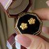 Tienda de Oro Mismo Estilo Oro Arena Vietnamita Tachonados con Diamantes Flor Pequeña Cepillada Aretes de Tachuela Flor de Ciruelo de Diamante Único Moda Versátil Elegante Mujer