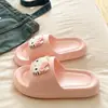 Chinelos de verão femininos, design fofo de gato branco e rosa, modernos para usar em ambientes internos e externos, sola grossa de EVA, sandálias leves e duráveis