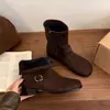 Botas Martin de estilo británico retro para mujer, nueva colección otoño/invierno 2026, con un diseño único con punta dividida sintética y una silueta de bota ajustada y corta.
