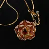 Pingente de Design de Joia Leve de Peônia Exquisita Janela Esmaltada Vermelha Ouro Brilhante 18K Banhado a Bronze Antigo Estilo Ocidental Artesanato Pesado