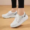Nuevos estilos de otoño: zapatos casuales de corte bajo a la moda, tenis de malla transpirable, zapatillas deportivas ligeras y zapatos de plataforma para mujer, disponibles para venta al por mayor transfronteriza