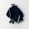 Conjunto Versátil Listrado Outono e Inverno para Meninos Novo Estilo Versão Coreana Gola Alta Calça Longa Moletom com Capuz Moda Calça de Moletom Conjunto de Duas Peças