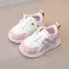 Tênis Esportivo Infantil 2026 Primavera/Outono Menina Solado Macio Sapato Caminhante Moda Menino Casual Sapato Caminhante para Criança Pequena