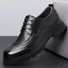 Sapatos masculinos feitos de couro bovino de primeira camada, sapatos sociais de couro para homens, sapatos derby confortáveis com bico largo para o outono, sapatos de couro genuíno de alta qualidade para noivos em casamentos