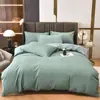 Venta al por mayor del fabricante Juego de cuatro piezas de color sólido de lujo ligero Rojo brillante Sábanas de cama bordadas para bodas Funda de edredón Algodón lavado Ropa de cama cepillada