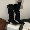 Botas de salto alto com bico fino na cor cáqui, botas longas de cavaleiro para mulheres, novo modelo outono/inverno 2026, combinadas com um casaco, botas de cano alto