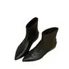 Coleção Primavera, Outono, Inverno 2026: Botas Curtas Femininas Modernas e Versáteis com Salto Bloco e Aumento Interno de 5cm, Bico Fino, Efeito Emagrecedor, para Mulheres Baixas