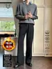 Pantalones de alta gama, ligeramente acampanados para hombre, con un diseño elegante y moderno, un corte relajado y una silueta favorecedora.. Estos pantalones largos de color liso son perfectos para otoño e invierno, ofreciendo calidez adicional con un forro de felpa.
