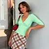 Blusa Básica Estilo Francês com Decote em V Cruzado Expondo a Clavícula Manga Média Slim Fit Emagrecedora Manga de Cinco Quartos Versátil para o Dia a Dia