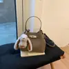 Bolso Retro de Gama Alta de Nicho para Mujer 2025 Nuevo Otoño e Invierno Versátil Bolso Cruzado Casual Bolso de Mano Texturizado Bolso Cubo
