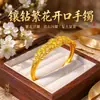 Pulseira Floral Banho de Ouro em Latão Cravejada com Diamantes, com Toque Luxuoso e Sofisticado, Bracelete Aberto Dourado Clássico e Simples Que Não Desbota com o Tempo