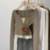 Entrega em peça única cor contrastante falso duas peças camiseta de manga comprida feminina outono novo design senso nicho top curto camisa base