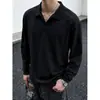 Camisa polo lisa de manga comprida, minimalista, para homens, corte solto, versátil, novo estilo moderno, adequada para o trabalho e uso casual, com design patchwork e gola alta