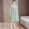 Vestido floral de mamá, nuevo modelo verano 2026, para mediana edad y mayores, hecho de algodón rayón, corte holgado, estampado, vestido de longitud media