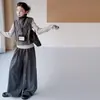 Conjunto de colete de tricô cinza estilo coreano para meninas, nova coleção primavera/outono 2026, para crianças mais velhas, com uma blusa de gola alta e calças de perna larga, estilo moderno
