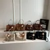 Bolsa Tote Casual Retrô Transfronteiriça para Mulheres 2025 Outono Nova Tendência Grande Capacidade Estilo Estrangeiro Luxo Leve Ombro Único Transversal