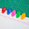 Atacador de Agulha de Polegar de Plástico Colorido Atacado para Agulhas de Costura Domésticas para Idosos Dispositivo Automático de Reconhecimento de Agulha com Gancho Guia de Enfiamento
