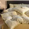 Conjunto de cuatro piezas de bola de pelo de conejo francés de grado maternal e infantil con relieve de terciopelo de leche, conjunto de tres piezas de funda de edredón y sábana de terciopelo de coral engrosado de invierno