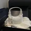 Bolso de axila brillante estilo coreano con forma de media luna, colgante de corazón de perla con lazo, bolso pequeño, correa de hombro ajustable, un solo hombro