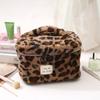 Bolsa de Cosméticos de Pelúcia Transfronteiriça de Outono e Inverno Grande Capacidade Bolsa de Armazenamento para Cuidados com a Pele Estampa de Leopardo Bolsa de Cosméticos Portátil Conjunto de Cachecol