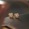 Pendientes de Nudo Entrelazado Pequeños Color Dorado, Delicados Clip para Oreja Estilo Coil Mosquitera, Pendientes sin Perforación para Mujer