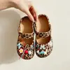 Zapatillas Mary Jane para Niñas Lindas de Dibujos Animados con Punta Cerrada 2026 Verano Nuevo Estilo Zapatos de Agujero Poco Profundo Antideslizantes para Bebés y Niños