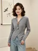 Elegante top de punto estilo coreano con cuello en V, bufanda de seda y textura acanalada, suave y ajustado, de manga larga, multicolor, adecuado para usar en capas en otoño