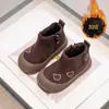 Botas Curtas Bordadas de Urso Estilo Coreano para Meninas 2025 Novo Estilo de Inverno Forradas com Dupla Camada de Algodão e Lã Quentes Antiderrapantes Esportivas de Algodão para Meninos