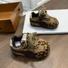 Zapatillas para niñas bebés y pequeñas de 1-2 años, nueva colección otoño/invierno 2026, zapatillas deportivas con estampado de leopardo para niños con suelas blandas, zapatos para caminar estilo entrenamiento alemán para niños pequeños