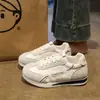 Sapatos de sola grossa estilo Forrest Gump, tênis robustos femininos, nova coleção primavera/outono 2026, sola macia, leves, respiráveis, tênis brancos casuais