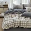 Juego de ropa de cama de cuatro piezas de gasa arrugada de lino estilo minimalista, que incluye sábana bajera y funda de edredón, adecuado para dormitorios de estudiantes, también disponible como juego de tres piezas para uso individual