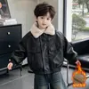 Jaqueta de Couro com Pelúcia Outono e Inverno para Meninos 2026 Novo Estilo Versão Coreana Infantil Legal e Bonita Roupa de Inverno Jaqueta de Couro Casaco Espesso para Bebê