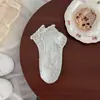 Calcetines cortos blancos para mujer con bordes de volantes, color liso, versátiles, de malla, transpirables, finos de algodón para verano, tobilleros sin costuras de encaje