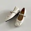 Zapatos Planos de Plata Estilo Francés, Boca Ancha y Poco Profunda, para Mujer, Modelo Nuevo Primavera 2026, Versátiles con Faldas, Zapatos Mary Jane con Aumento Oculto de Altura