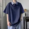 Camisa Polo Patchwork de Manga Curta com Lapela Estilo Americano Resistente para Homens, Tendência de Verão de Alta Qualidade, Caimento Solto, Camiseta Juvenil de Meia Manga