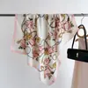 Lenço Fashion Simples Estilo Chanel 90cm Lenço Quadrado Grande com Letras Lenço de Seda Sarja Novo Xale Versátil para Mulheres