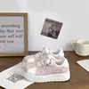 Zapatillas de Suela Gruesa Bell 2026 Nuevo Otoño para Mujer con Puntadas de Encaje, Zapatos Blancos Casuales Versátiles de Nicho B3201