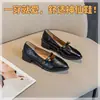 Sapatos Mary Jane Camélia Elegantes Retrô de Corte Baixo Sapatos Individuais Femininos Outono 2026 Novos Salto Grosso Bico Fino Pequenos Sapatos de Couro